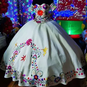 לבן קרו הטקס שמלות שמלת נשף מתוקה עם שרוולים קצרים רקמה נפוחה מתוק מקסיקני 16 שמלות 15 Anos